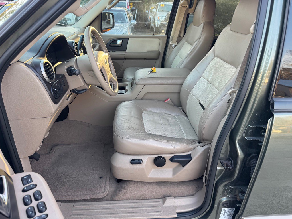 2004 Ford Expedition Image 9