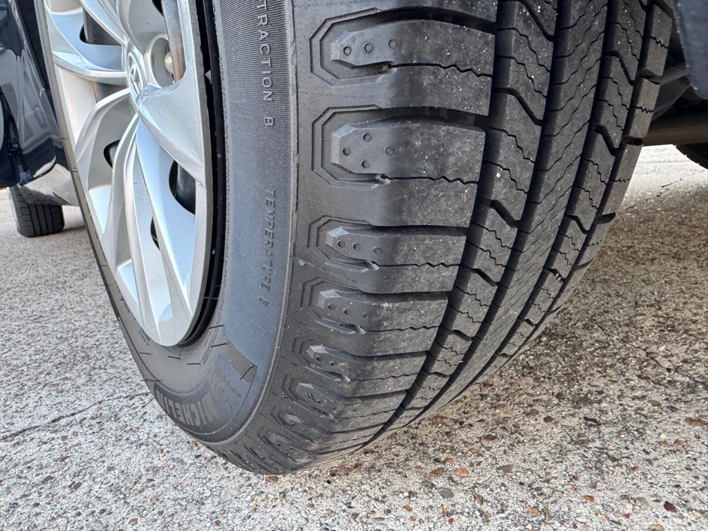 2016 Toyota Camry Image 17