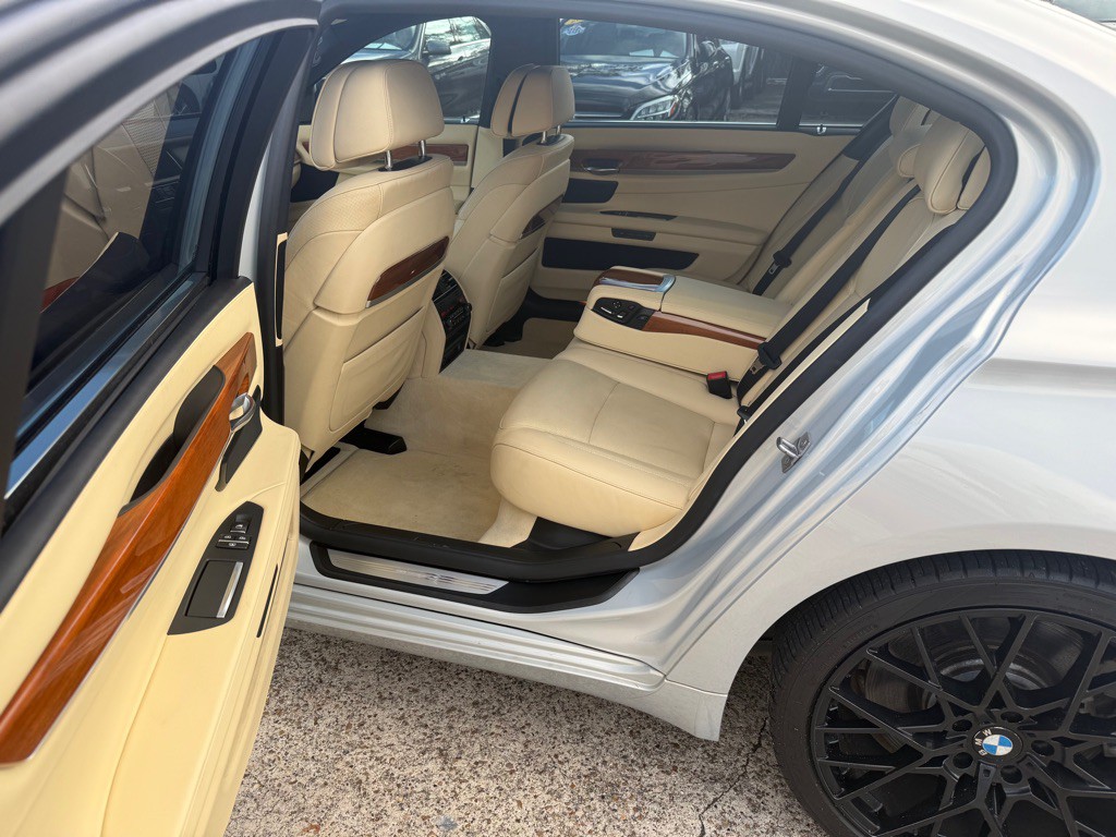 2014 BMW 7 Series Image 13