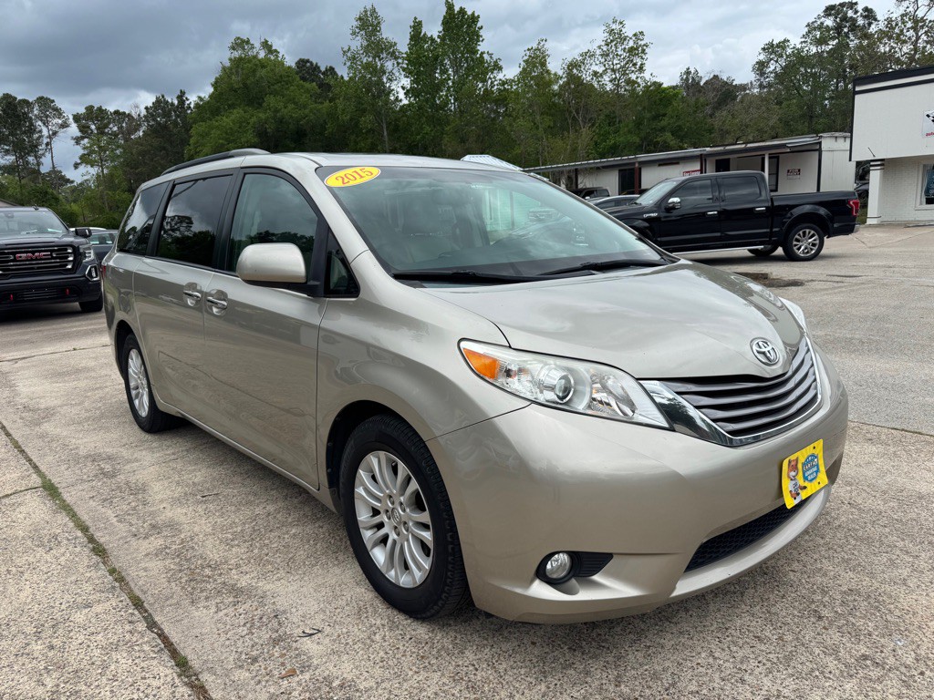 2015 Toyota Sienna Image 1