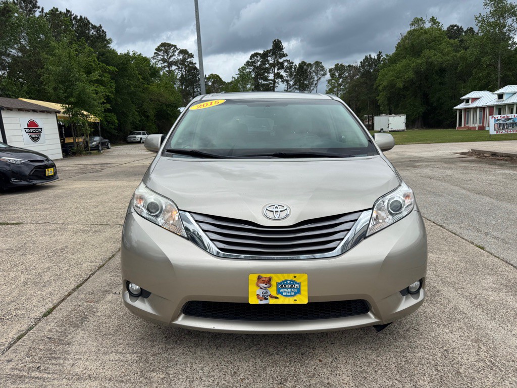 2015 Toyota Sienna Image 2