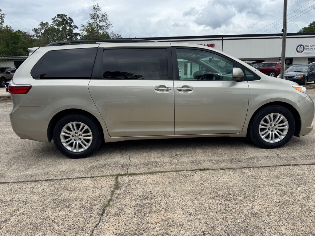 2015 Toyota Sienna Image 4