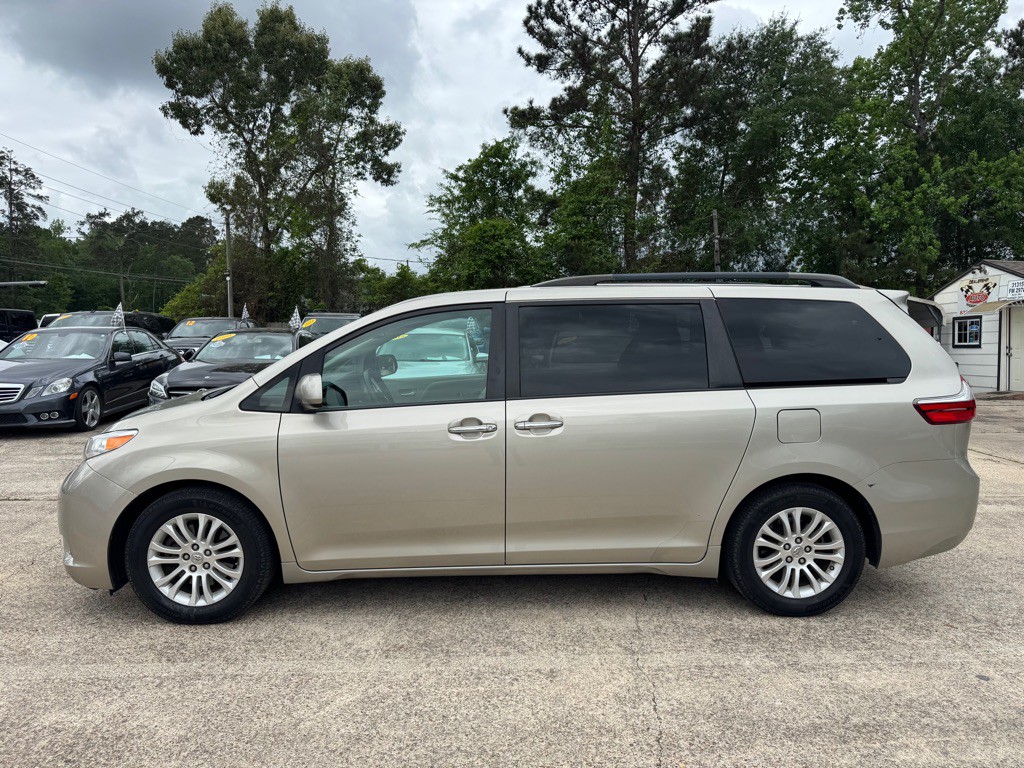2015 Toyota Sienna Image 5