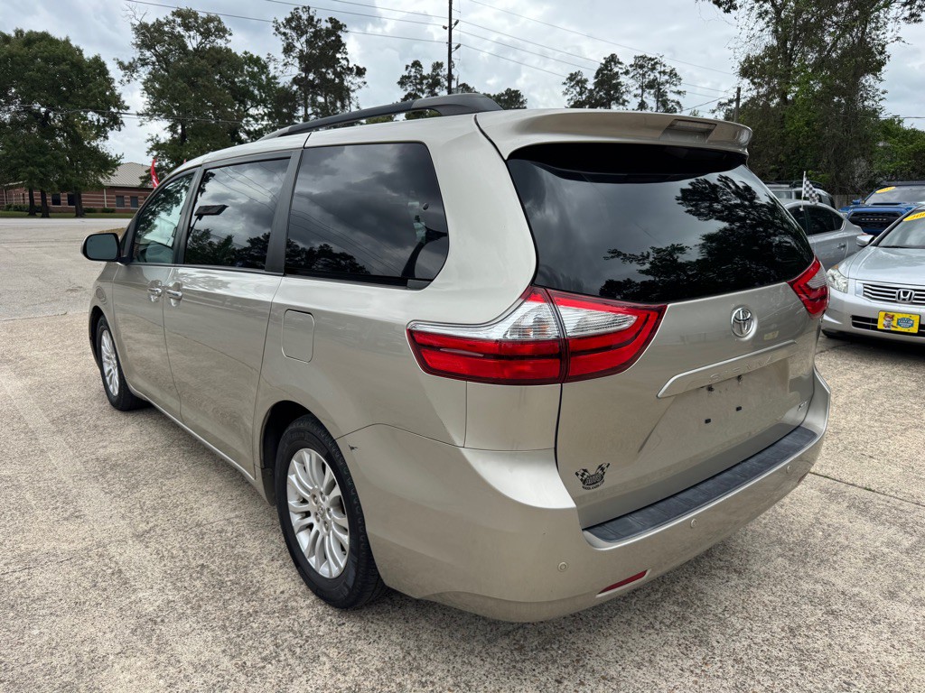 2015 Toyota Sienna Image 6
