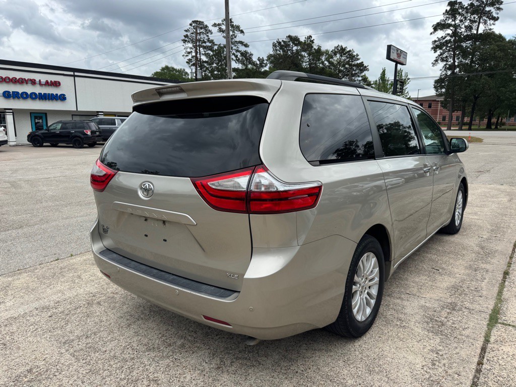 2015 Toyota Sienna Image 8
