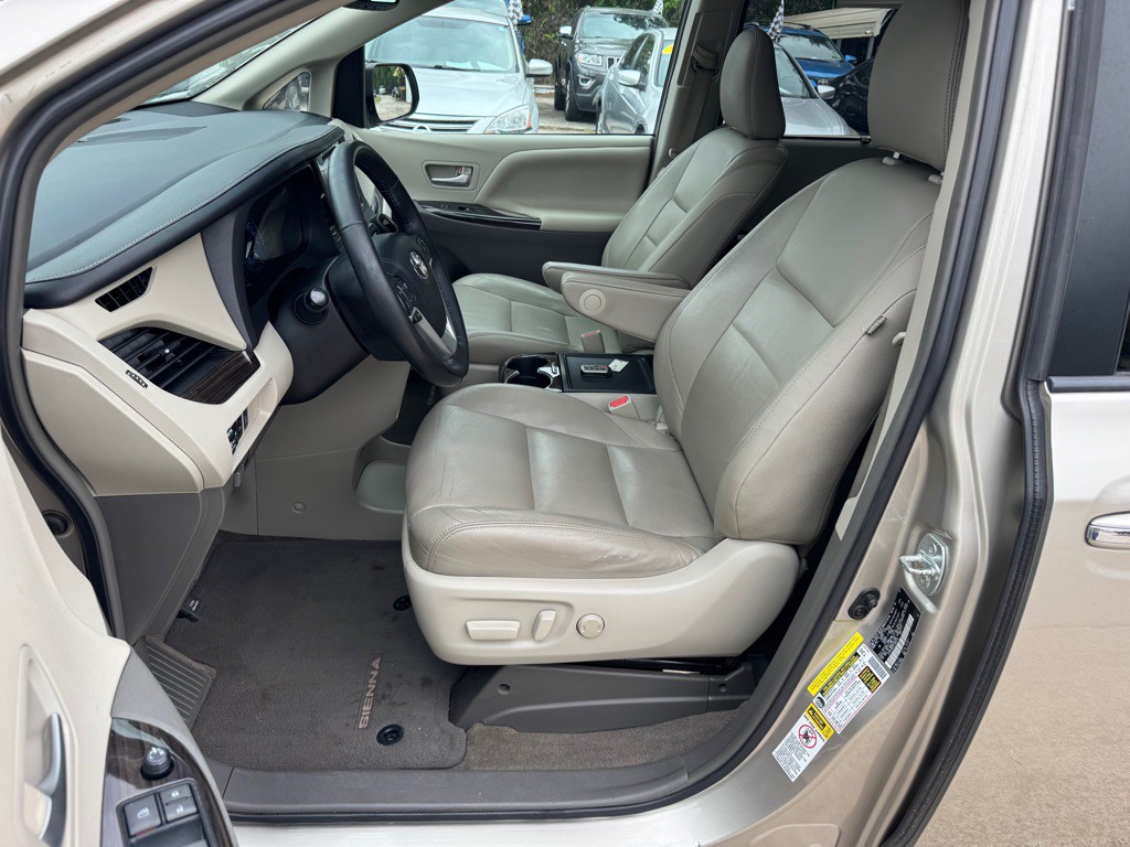 2015 Toyota Sienna Image 9