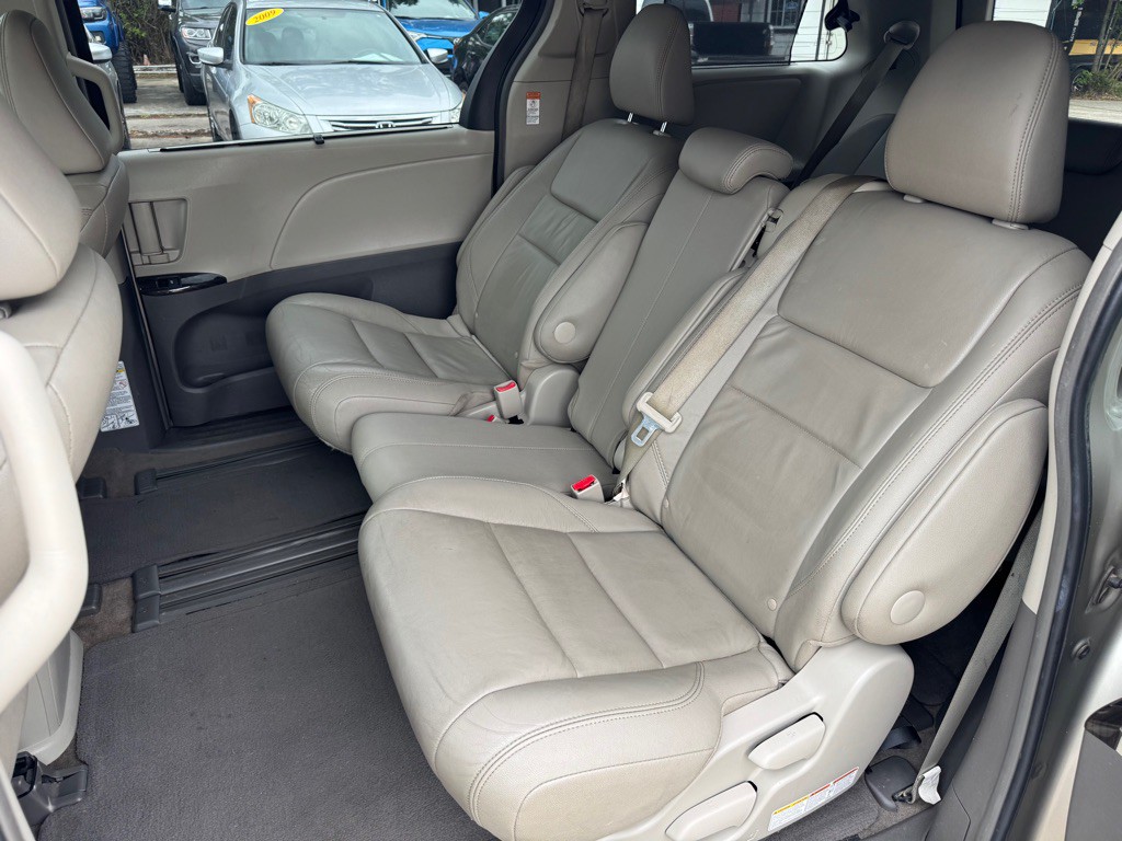 2015 Toyota Sienna Image 10