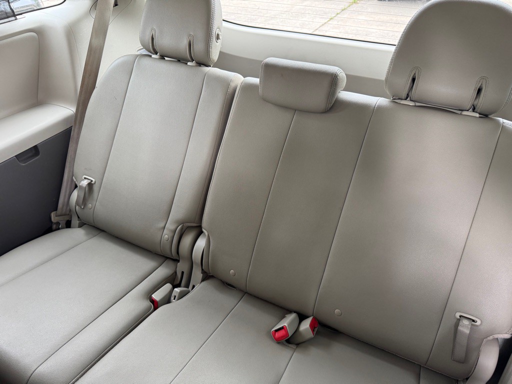 2015 Toyota Sienna Image 11