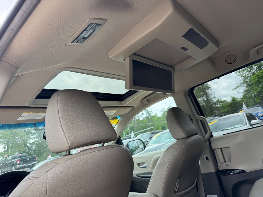 2015 Toyota Sienna Image 12