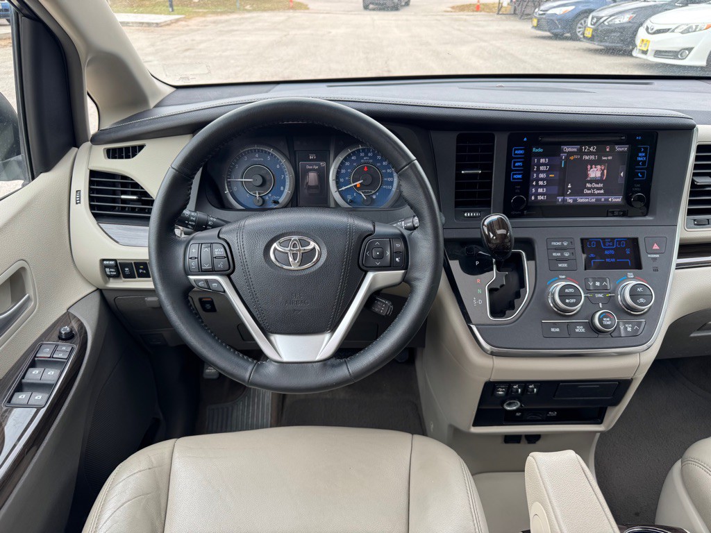 2015 Toyota Sienna Image 13