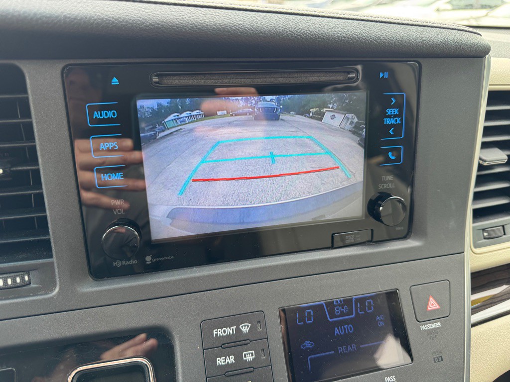2015 Toyota Sienna Image 15