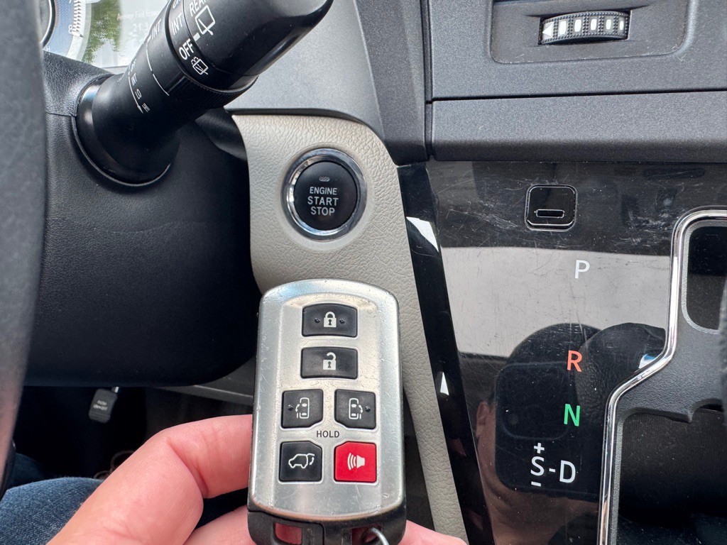 2015 Toyota Sienna Image 17