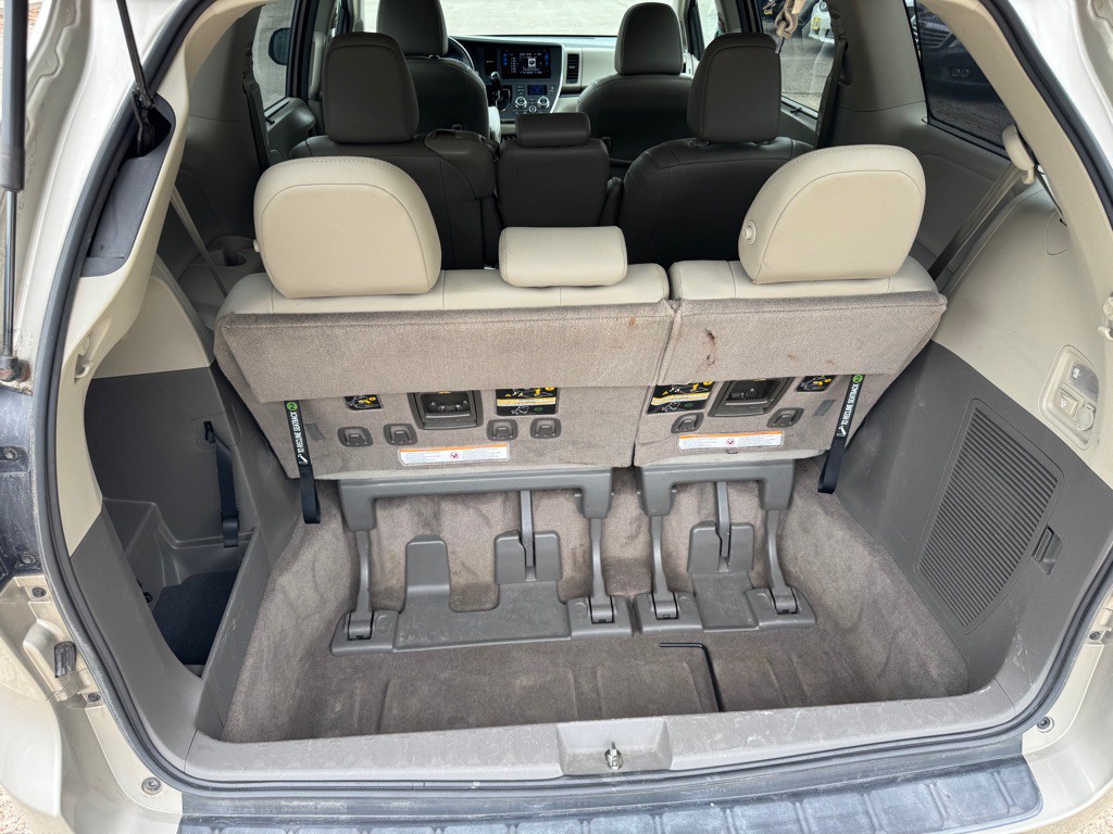 2015 Toyota Sienna Image 19