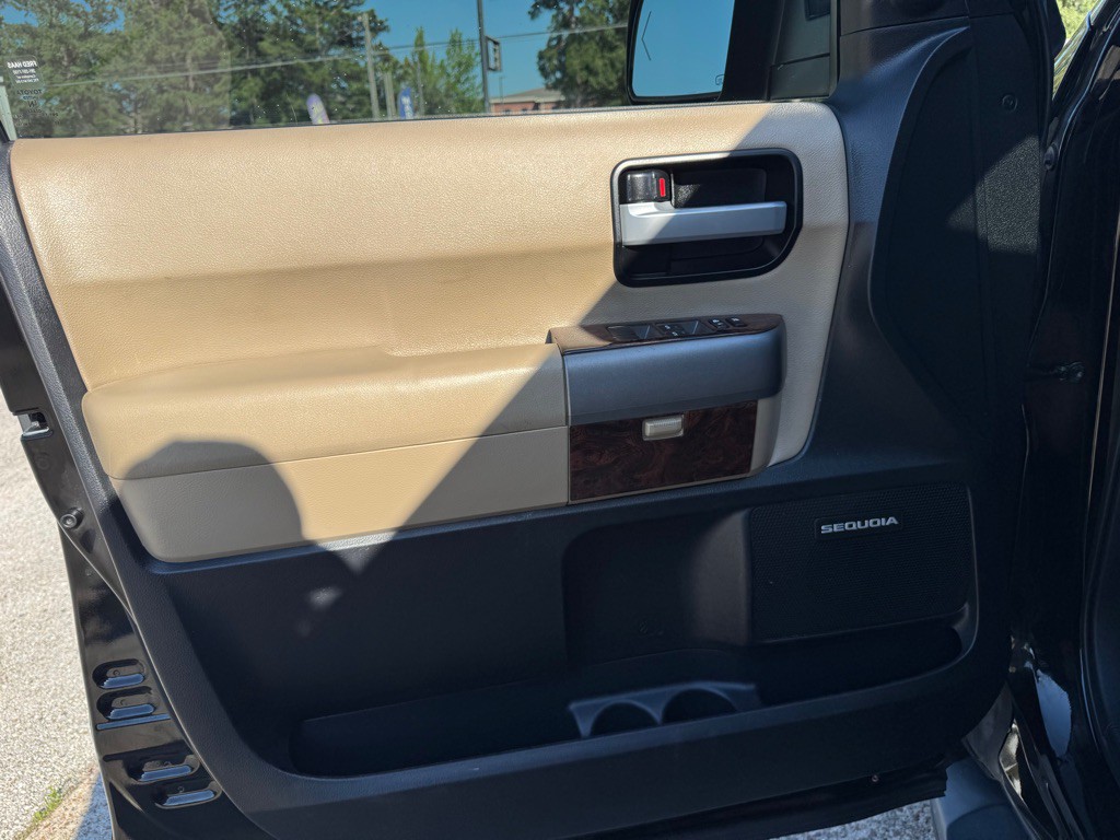 2014 Toyota Sequoia Image 11