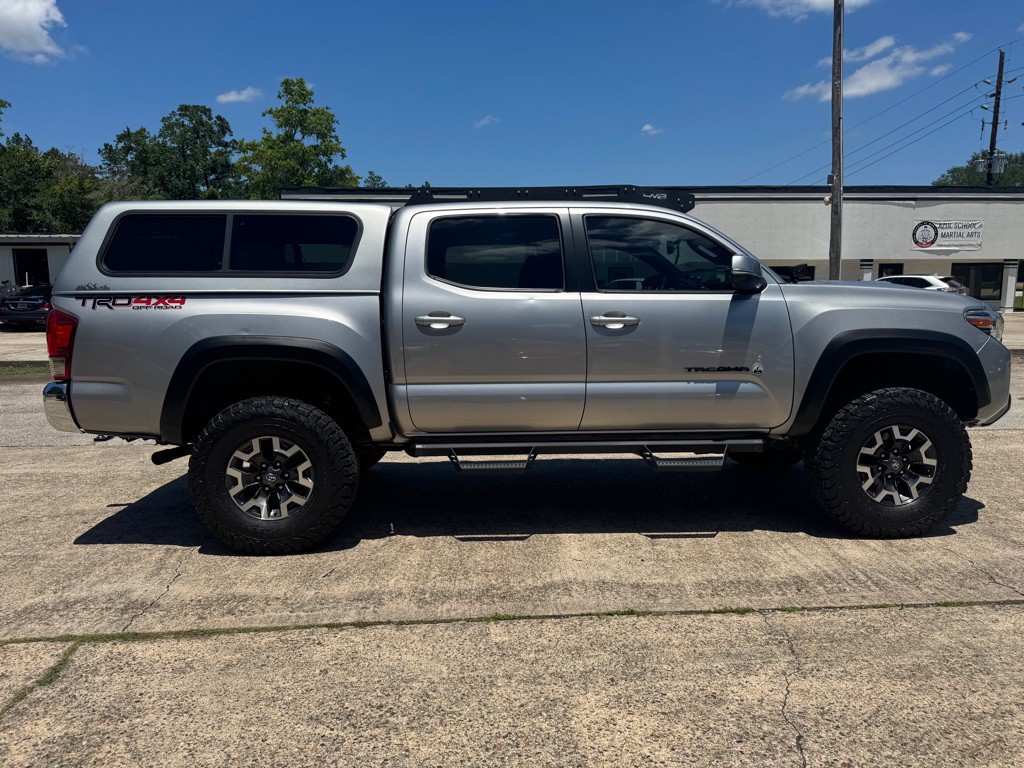 2017 Toyota Tacoma Image 8