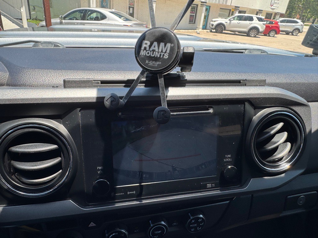 2017 Toyota Tacoma Image 12