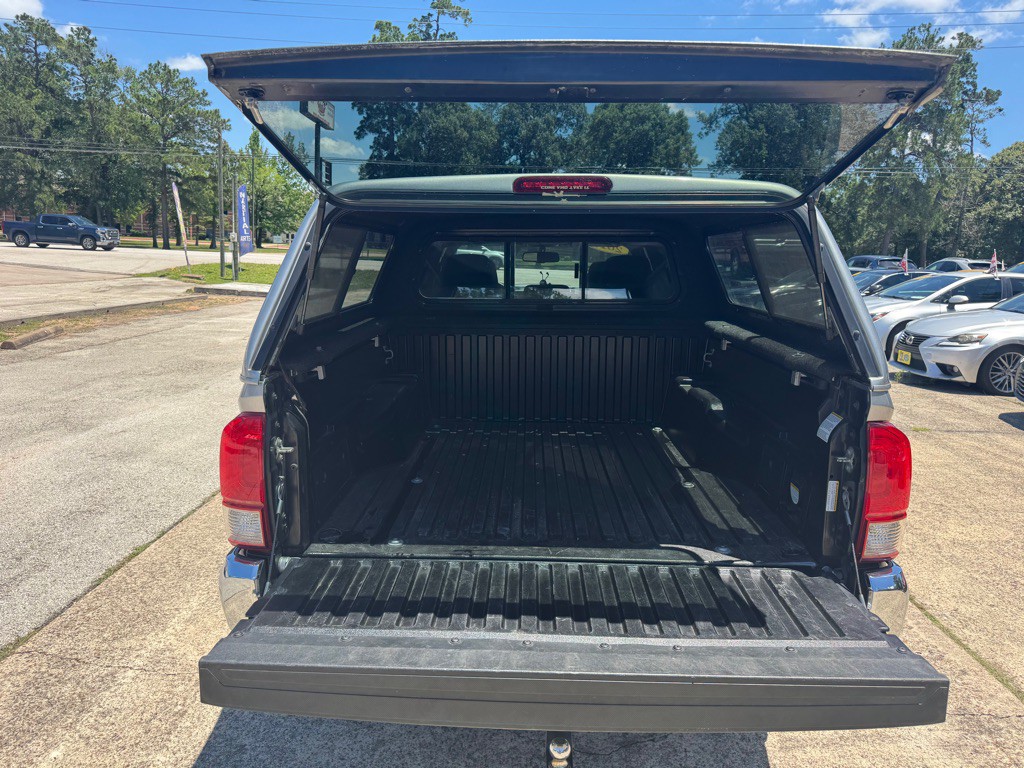 2017 Toyota Tacoma Image 18