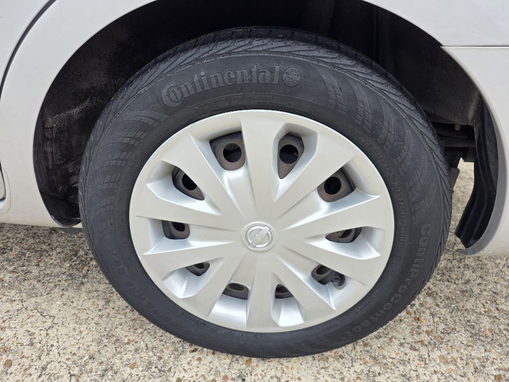 2019 Nissan Versa Image 9