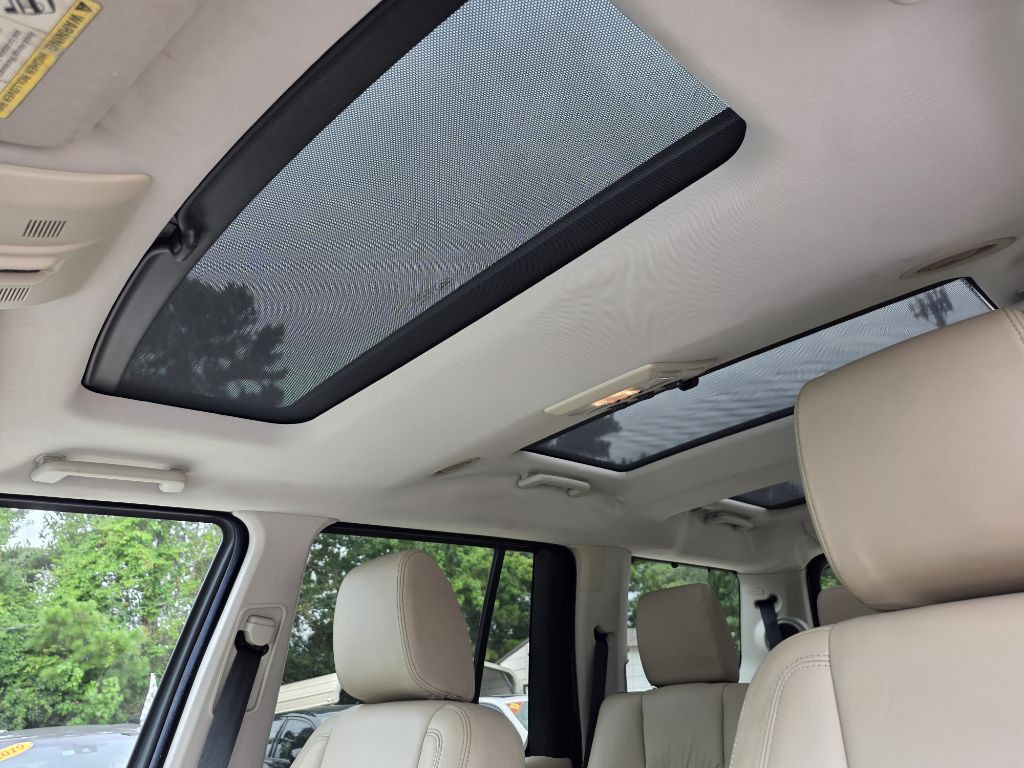 2011 Land Rover LR4 Image 10