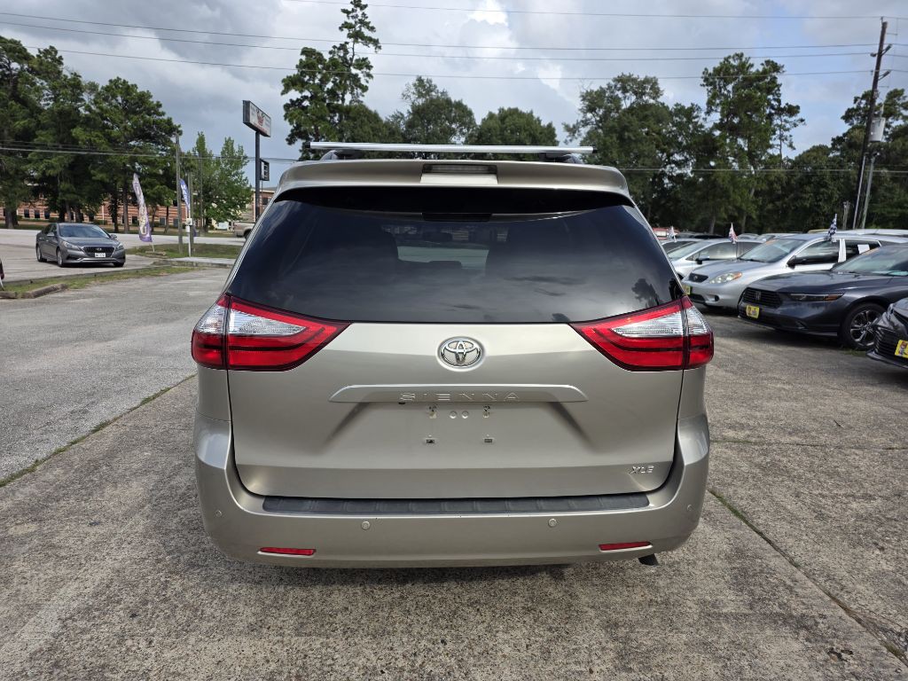 2016 Toyota Sienna Image 5