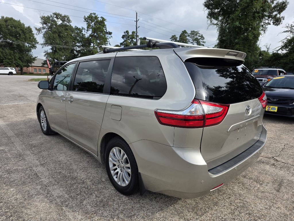 2016 Toyota Sienna Image 6