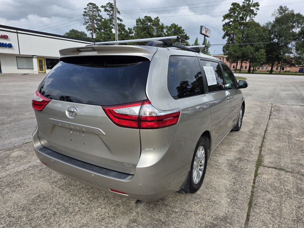 2016 Toyota Sienna Image 7