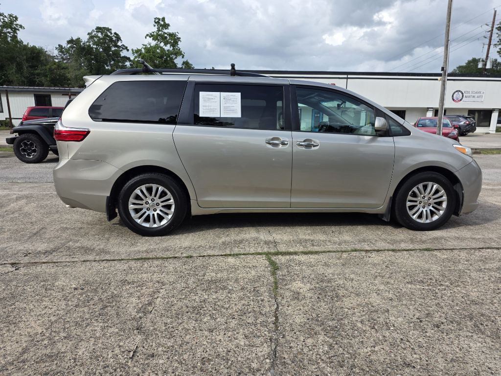 2016 Toyota Sienna Image 8