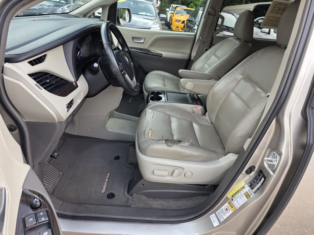 2016 Toyota Sienna Image 9