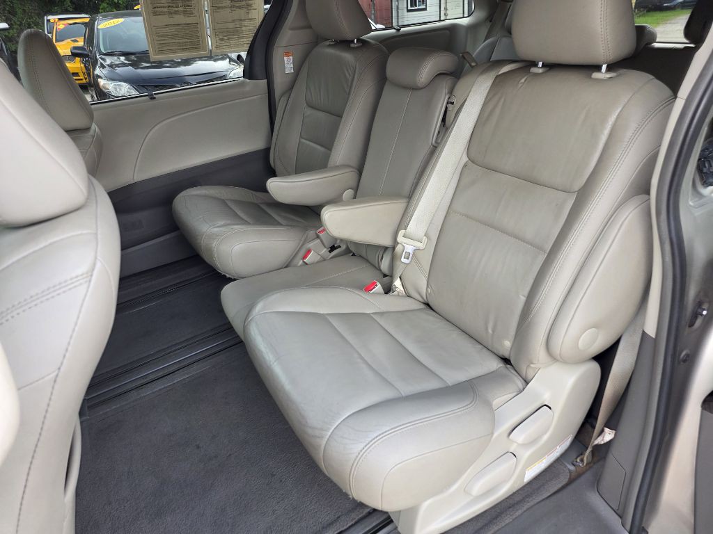 2016 Toyota Sienna Image 10