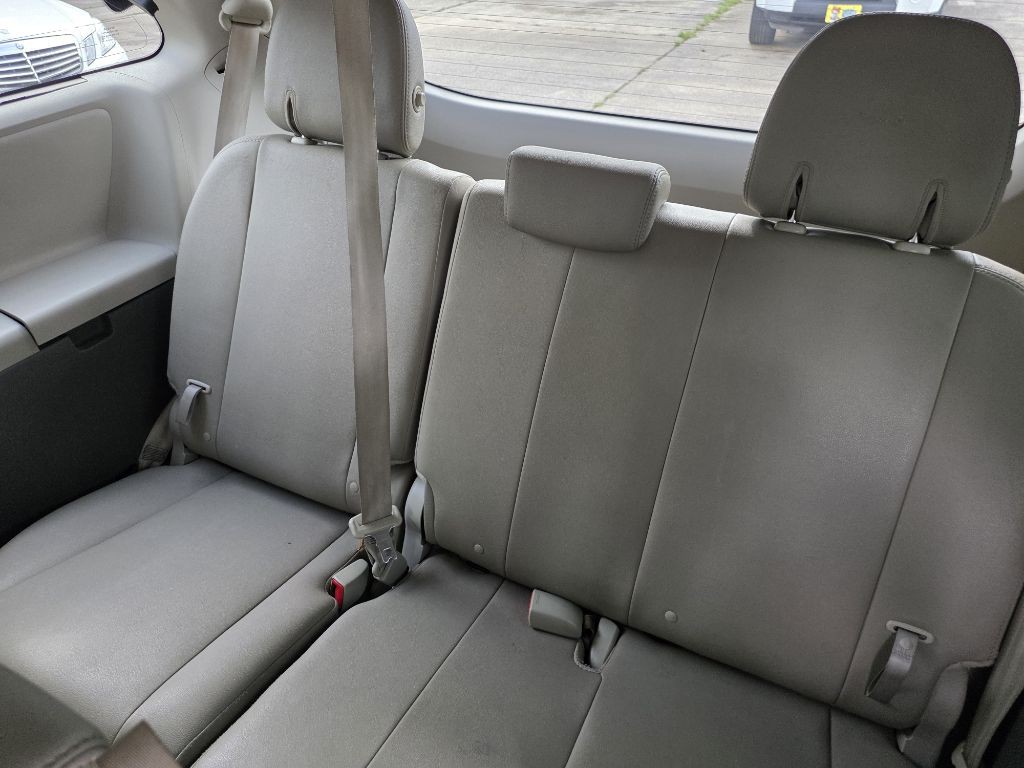 2016 Toyota Sienna Image 11