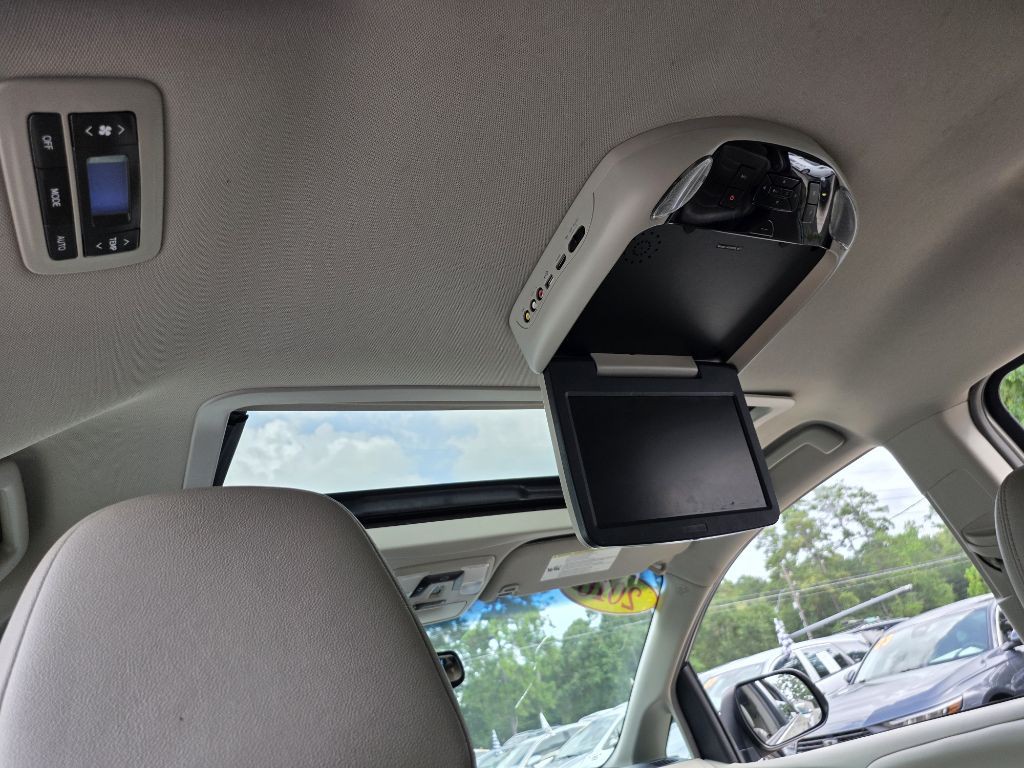 2016 Toyota Sienna Image 12