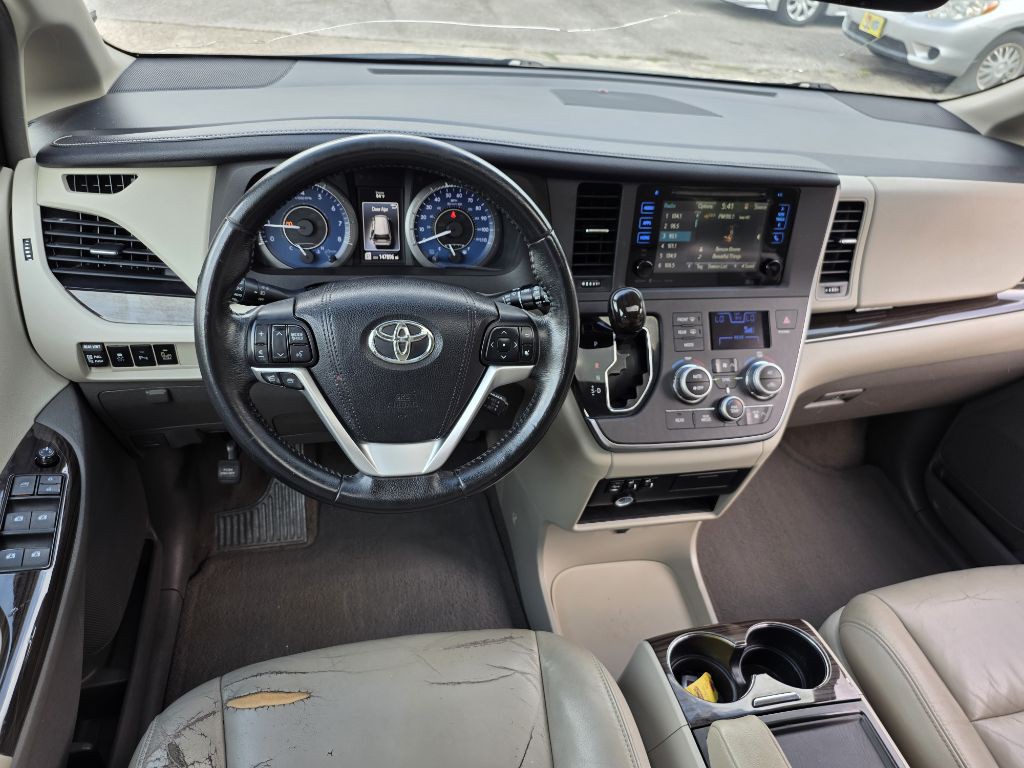 2016 Toyota Sienna Image 13
