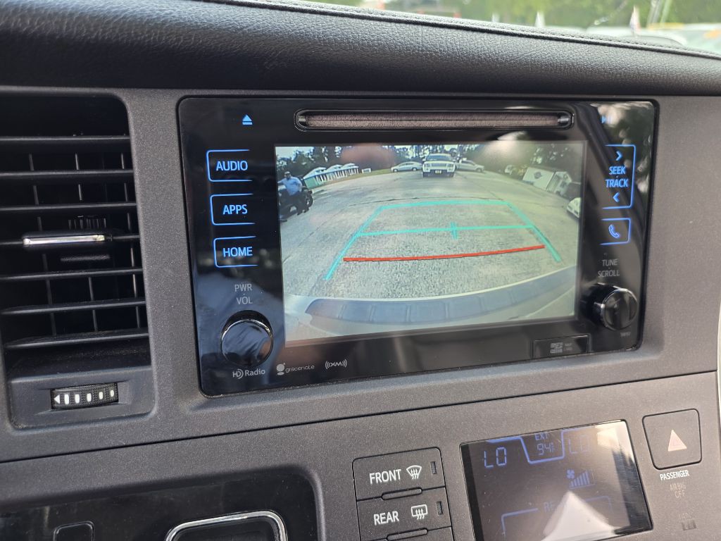2016 Toyota Sienna Image 15