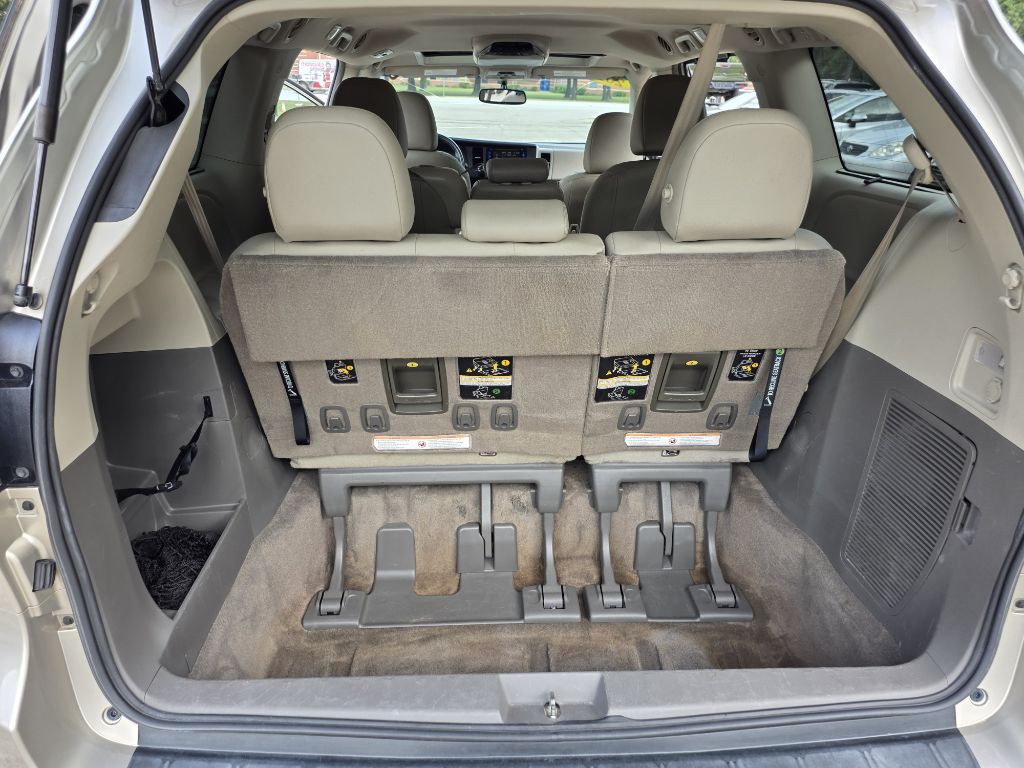 2016 Toyota Sienna Image 17