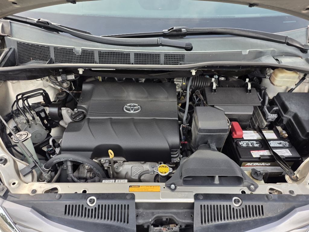 2016 Toyota Sienna Image 20