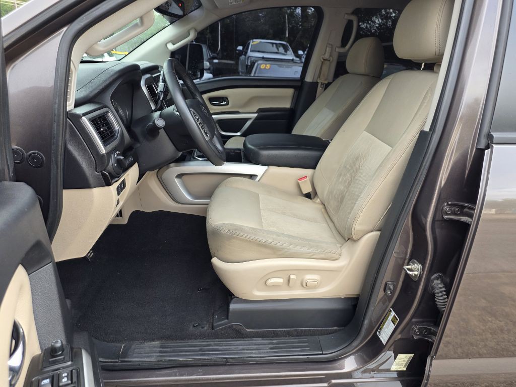 2016 Nissan Titan Image 12