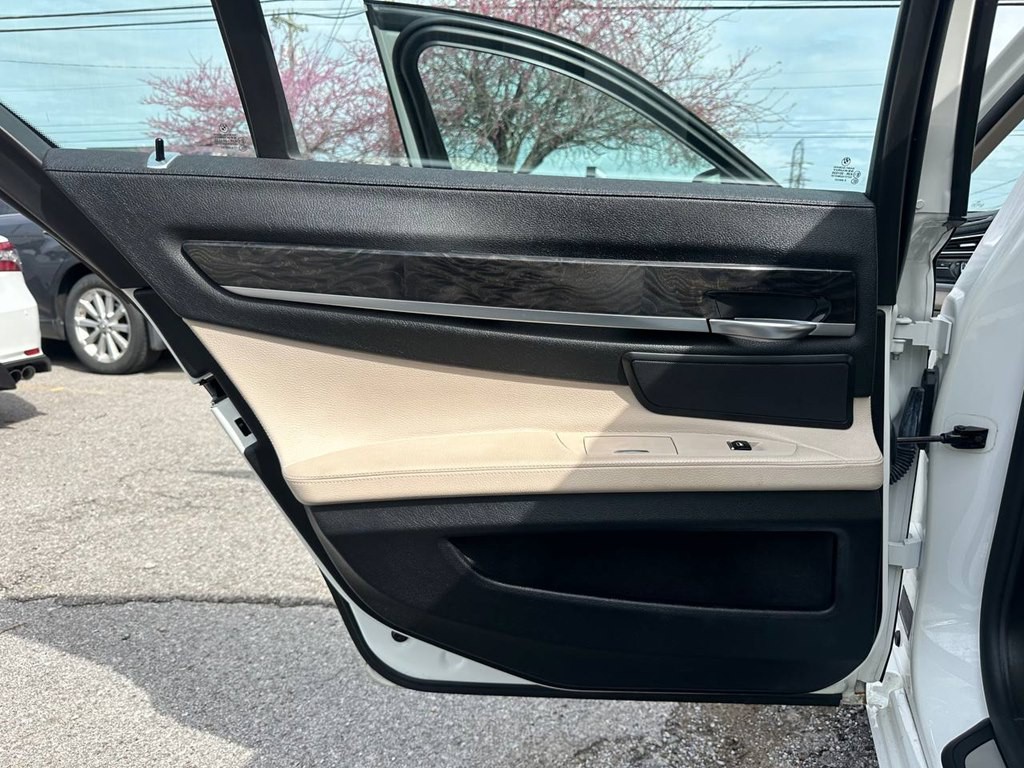 2012 BMW 7 Series Image 18