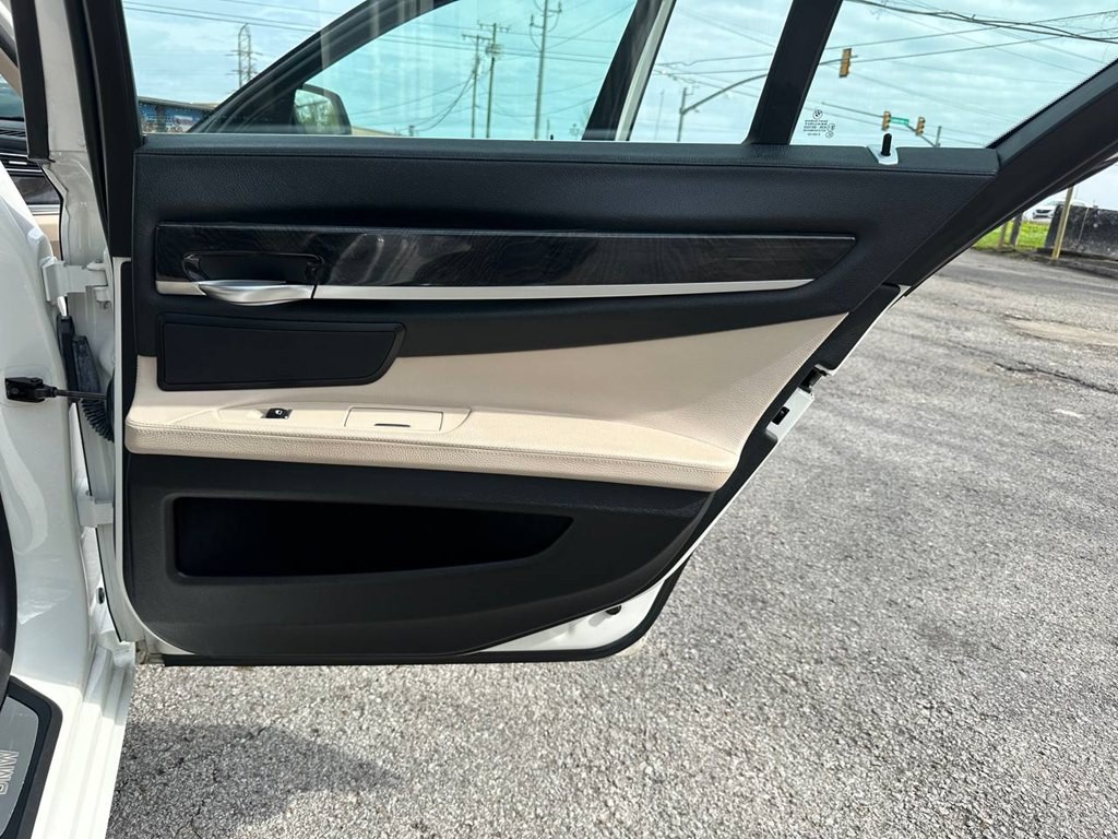 2012 BMW 7 Series Image 22