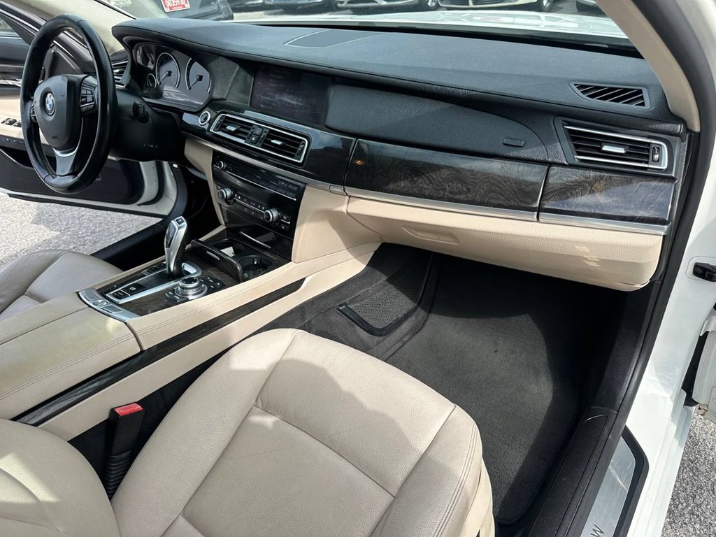 2012 BMW 7 Series Image 23