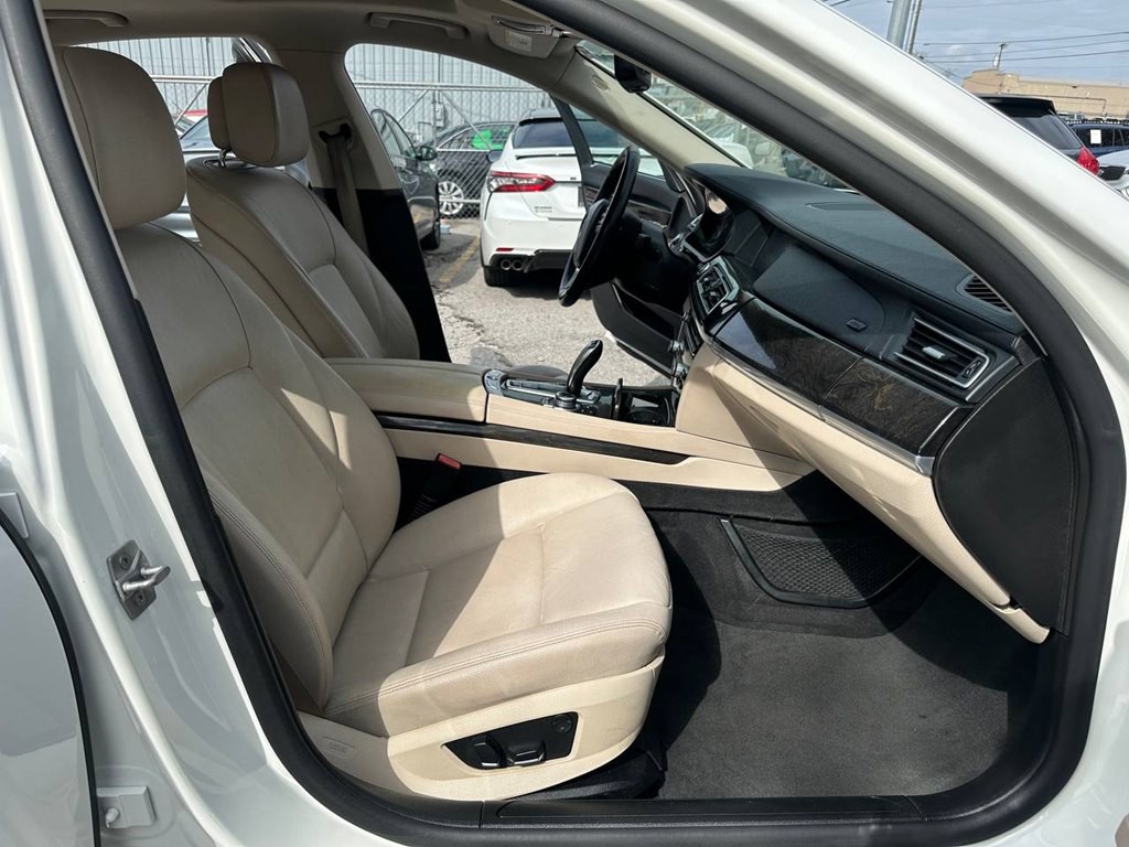 2012 BMW 7 Series Image 24