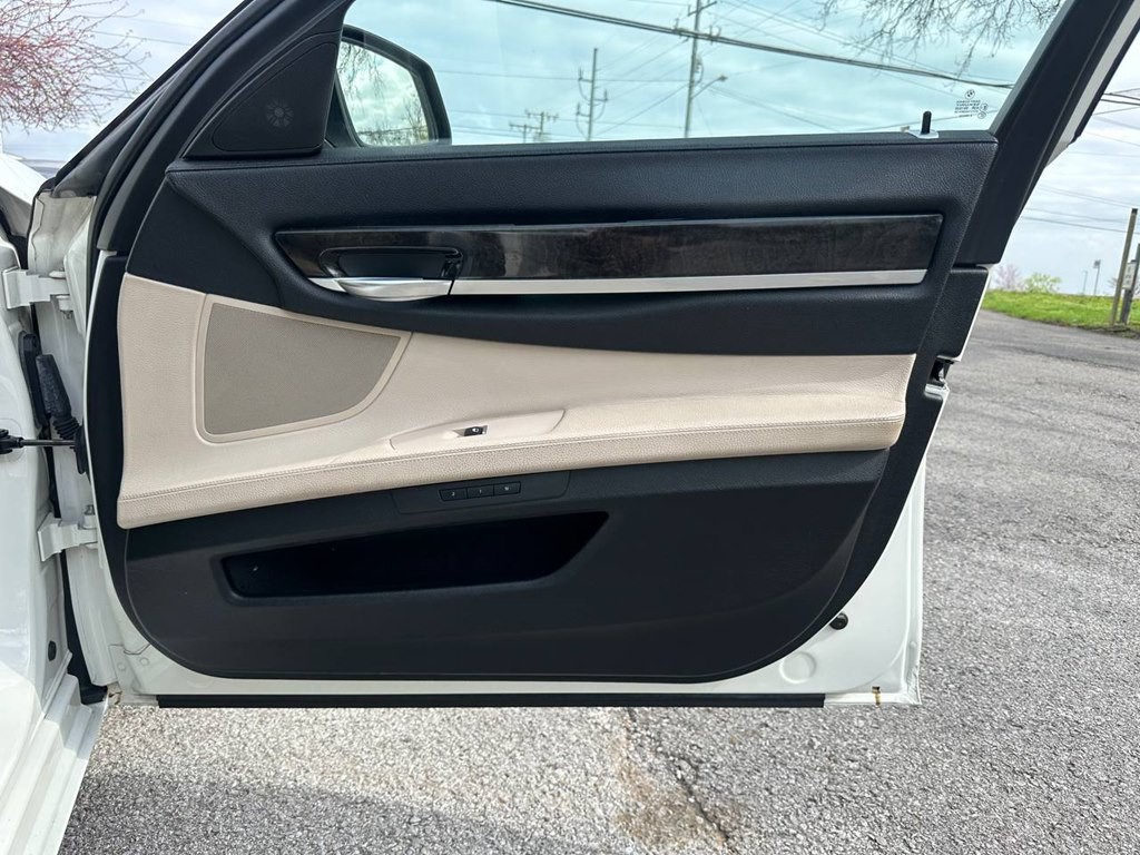 2012 BMW 7 Series Image 25