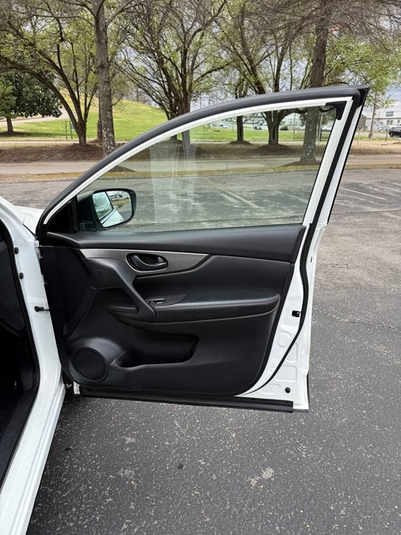 2018 Nissan Rogue Image 16