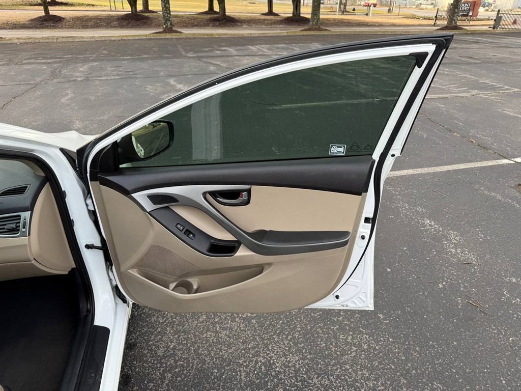 2015 Hyundai Elantra Image 16
