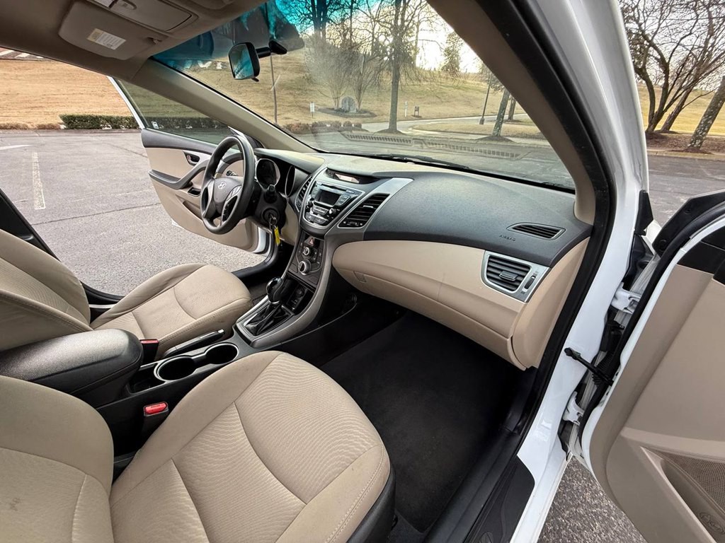 2015 Hyundai Elantra Image 28