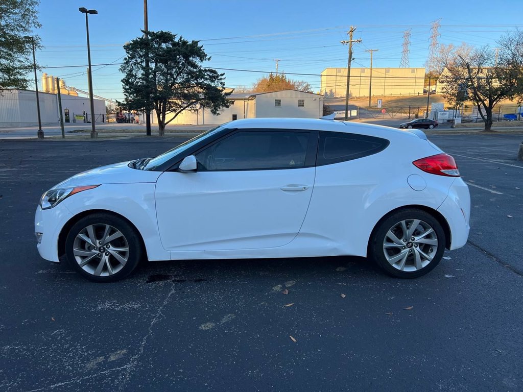 2017 Hyundai Veloster Image 8