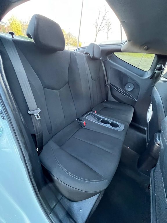 2017 Hyundai Veloster Image 16