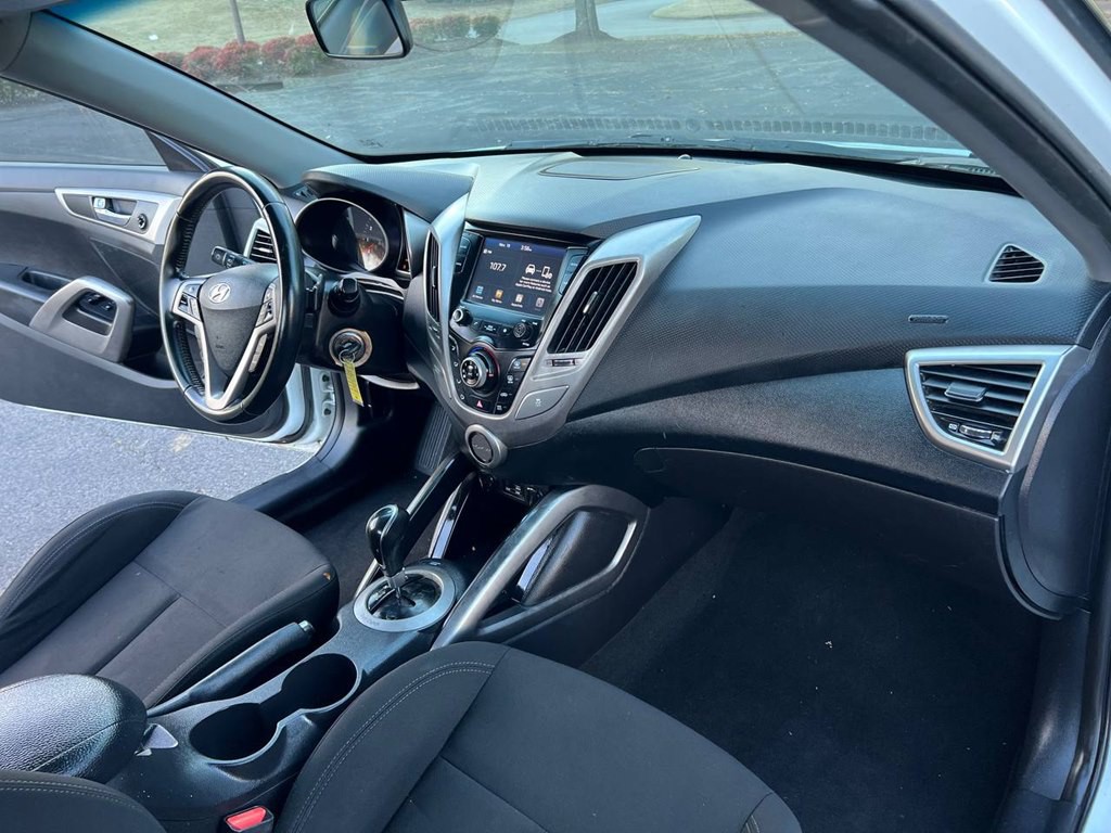 2017 Hyundai Veloster Image 21