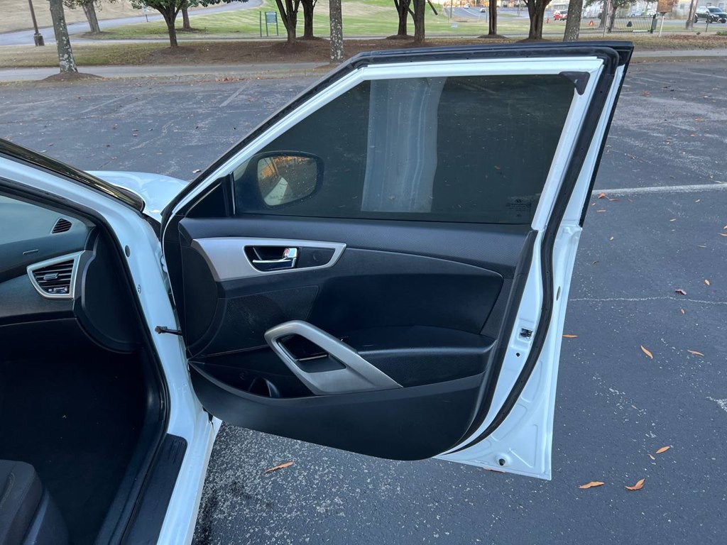 2017 Hyundai Veloster Image 23