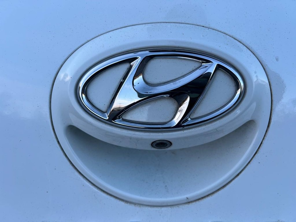 2017 Hyundai Veloster Image 25