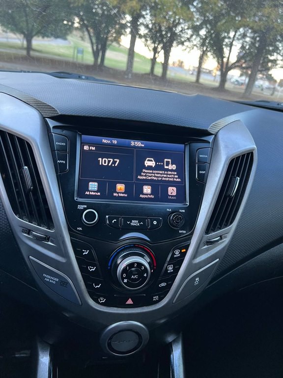 2017 Hyundai Veloster Image 28